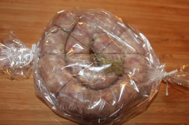 Домашняя колбаса из свинины в кишках