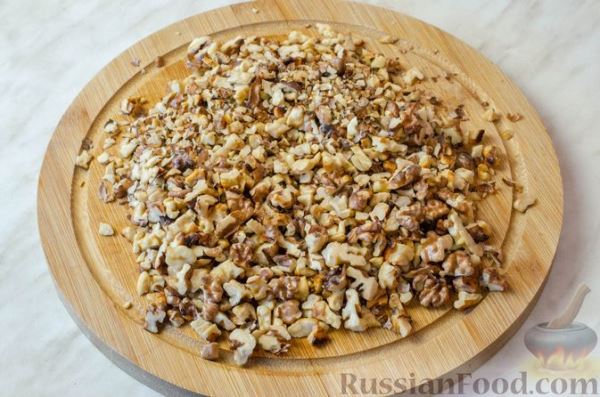 Масляно-медовый пирог с орехами