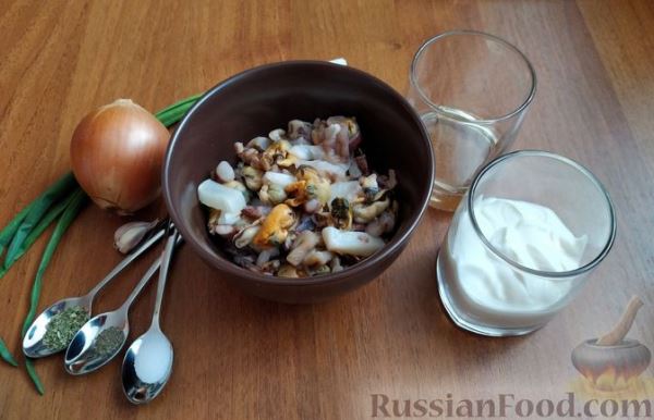 Морепродукты в сметанном соусе с луком и чесноком