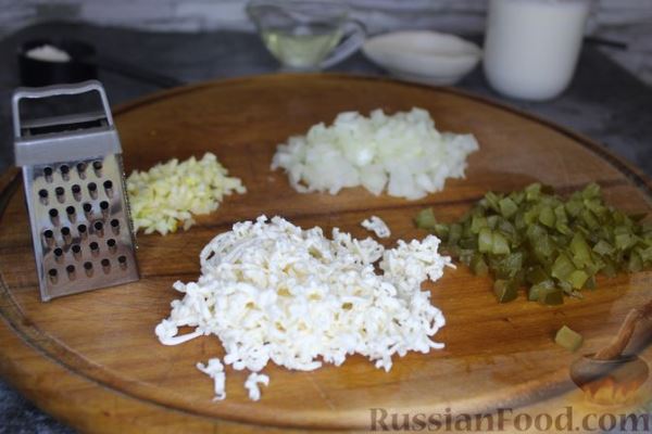 Картофель, запечённый в сливочно-сырном соусе с солёными огурцами